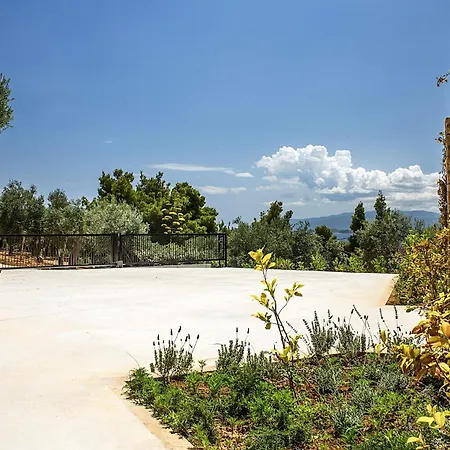 The Mavrolitharo * Akti Salonikiou