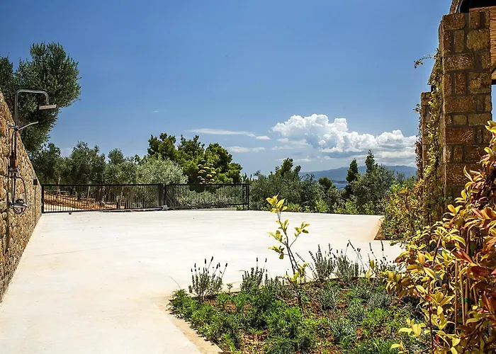 The Mavrolitharo * Akti Salonikiou